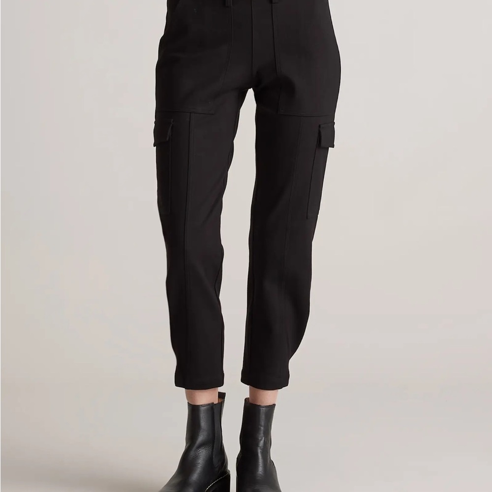 Quince Ultra-Stretch Ponte Tapered Cargo Pants, size medium.